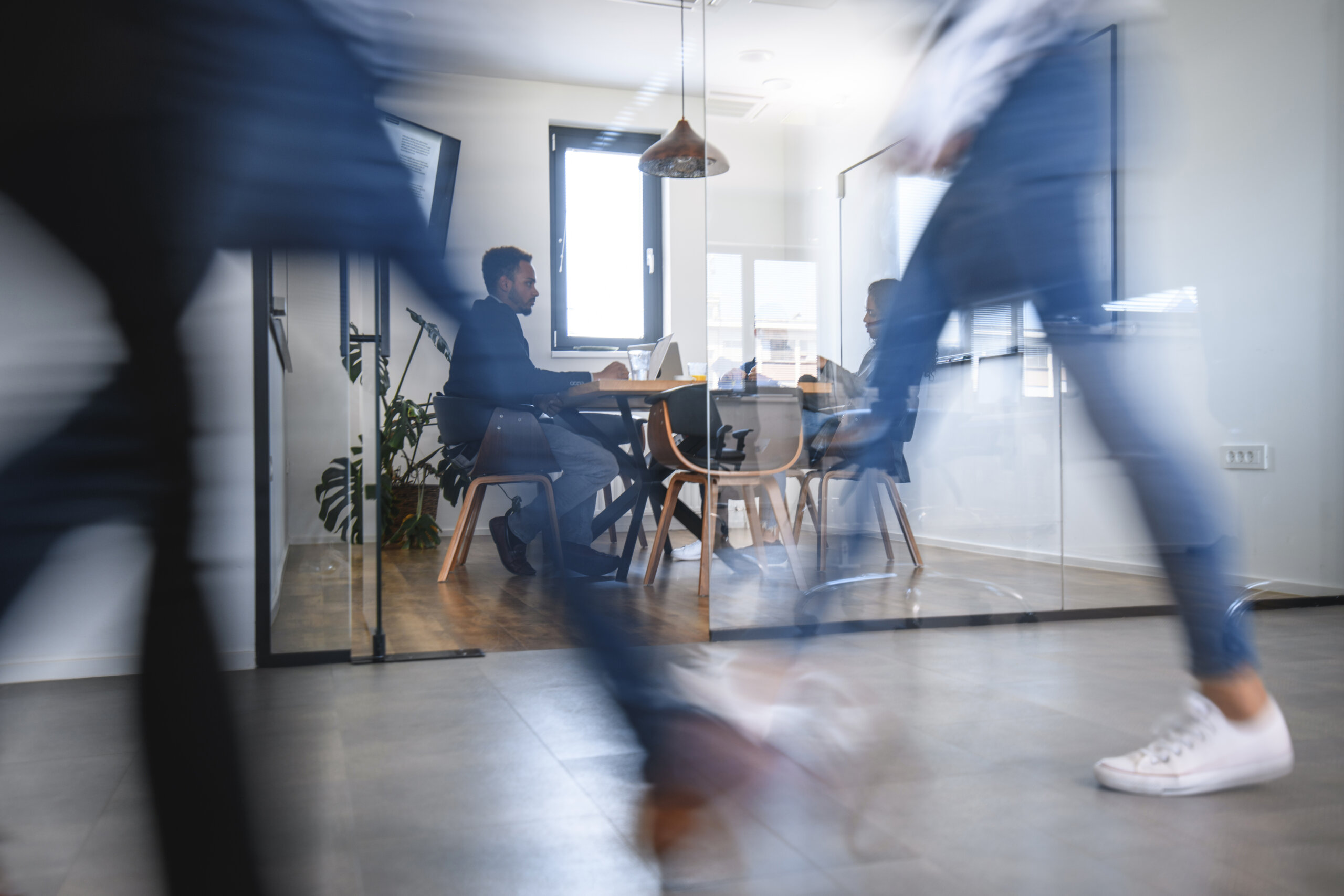 Langzeitaufnahme von Leuten die vorbei laufen.